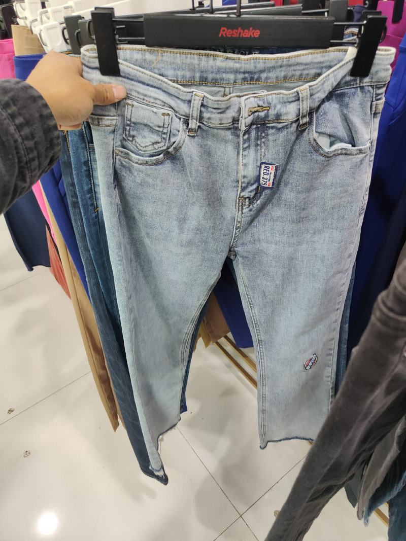 精品时尚牛仔裤。