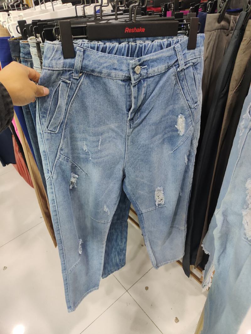 精品时尚牛仔裤。