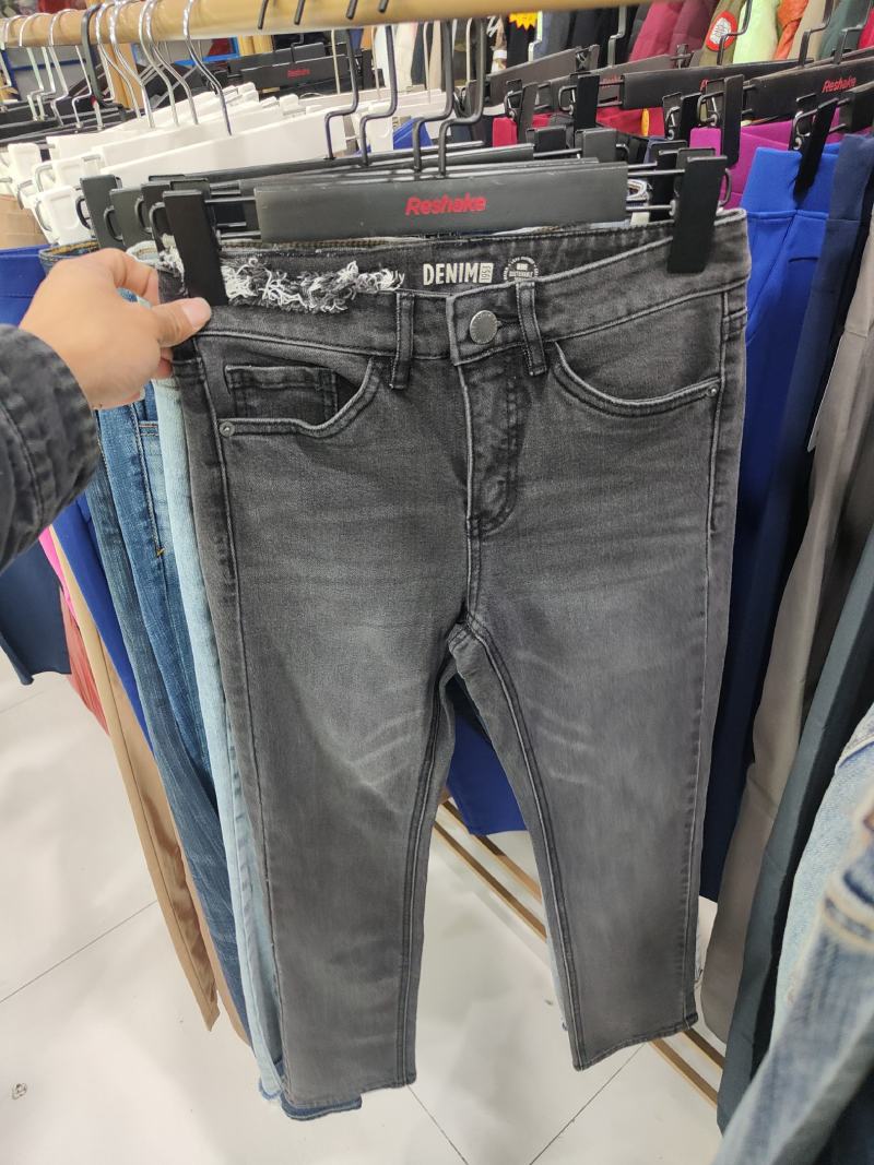 精品时尚牛仔裤。