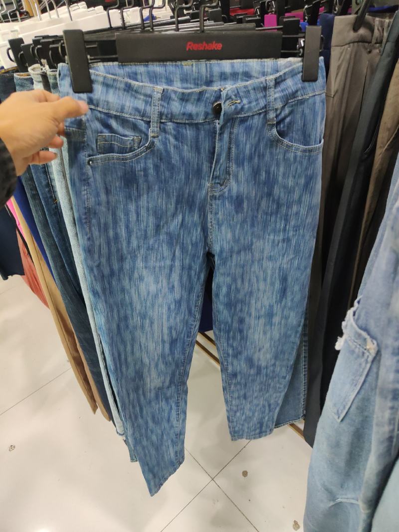 精品时尚牛仔裤。