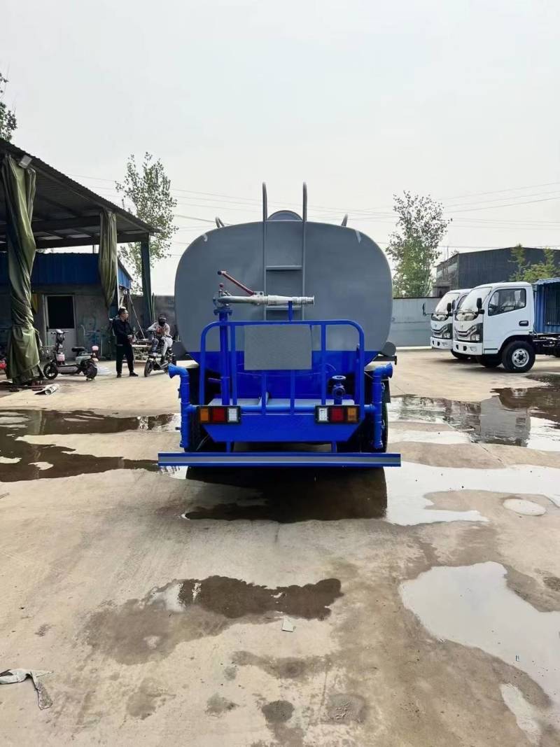 刚出车间一辆8吨洒水车