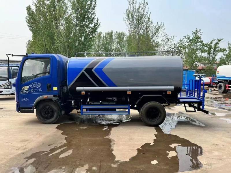 刚出车间一辆8吨洒水车