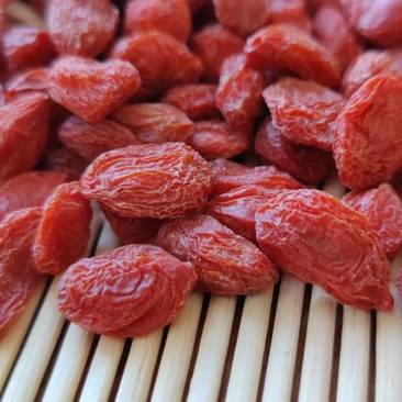 新疆原生态红枸杞，一级，颗粒饱满，肉紧实，味道甜，
