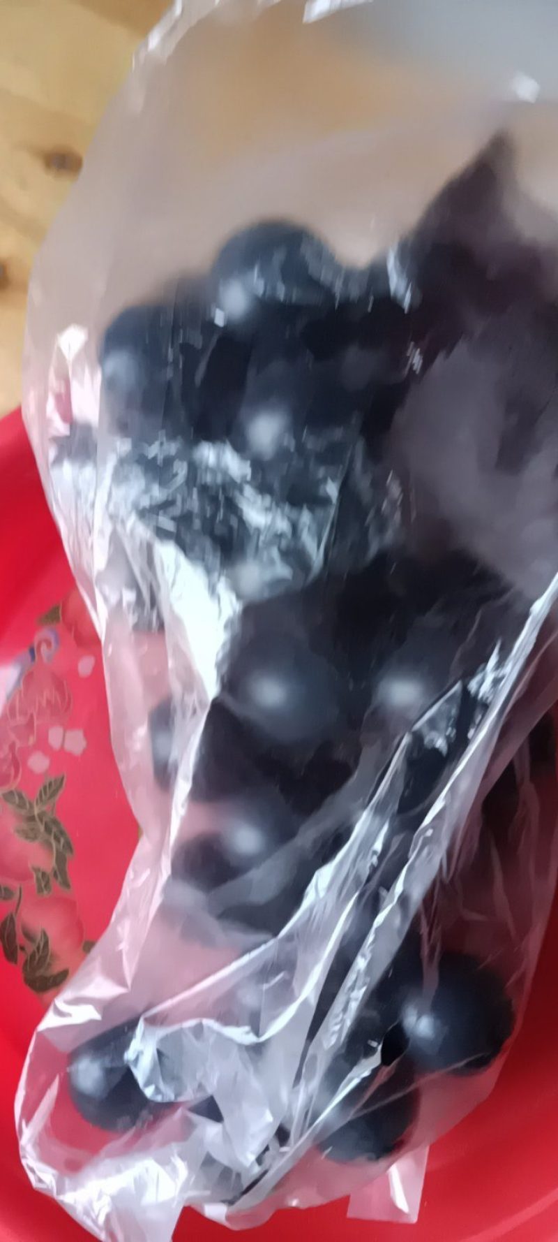 农民自种的果园黑葡萄夏黑，无籽5斤为—件包邮。