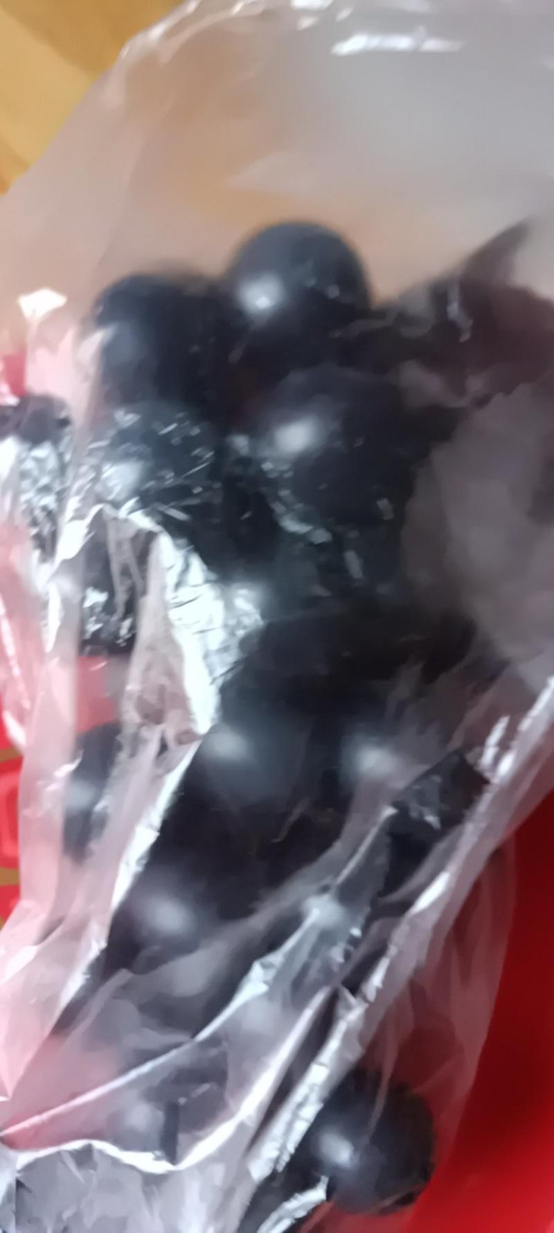 农民自种的果园黑葡萄夏黑，无籽5斤为—件包邮。