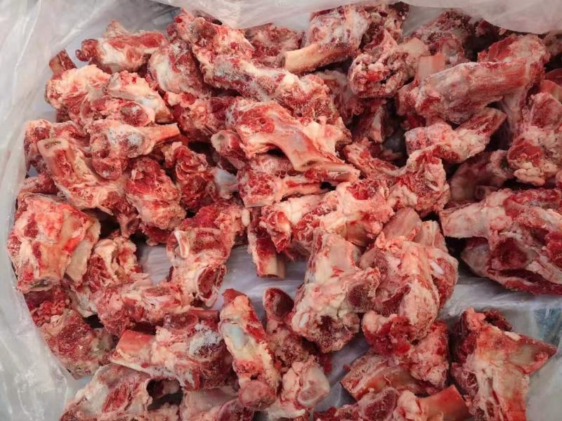 排骨头，牛骨头，带肉带骨熬汤啃肉，屠宰场新鲜出炉