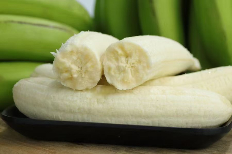 剥开后的坏香蕉内部状态特写