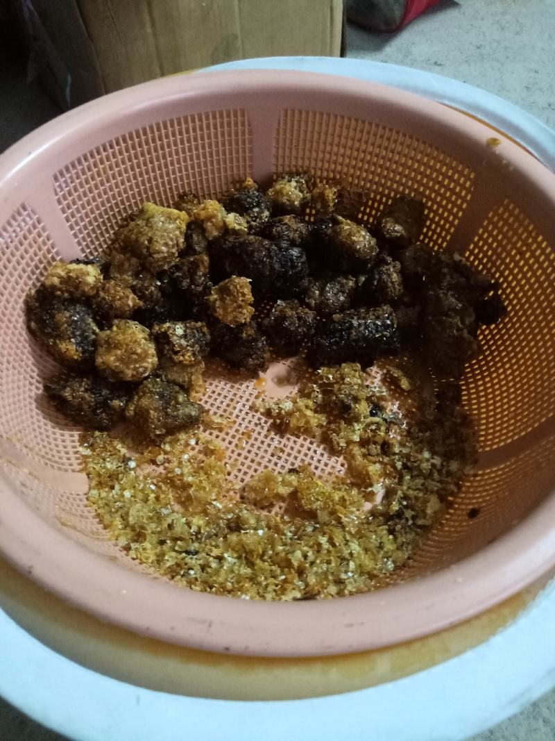 高山石洞里纯野生中蜂蜂蜜