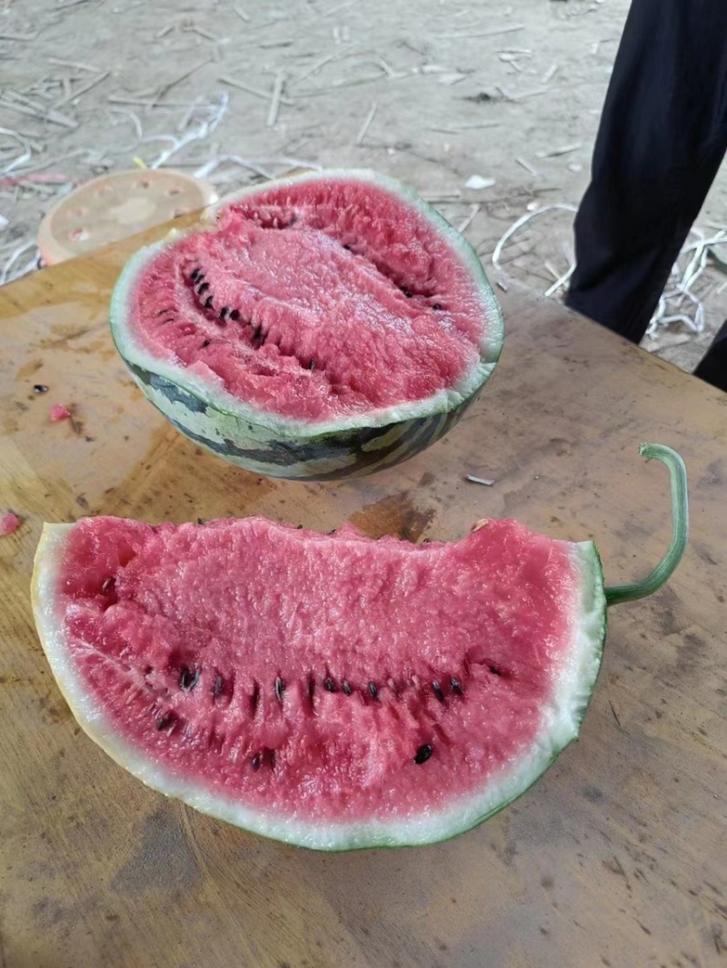 安徽精品有籽美都西瓜货源充足，皮薄肉厚，质量保证。