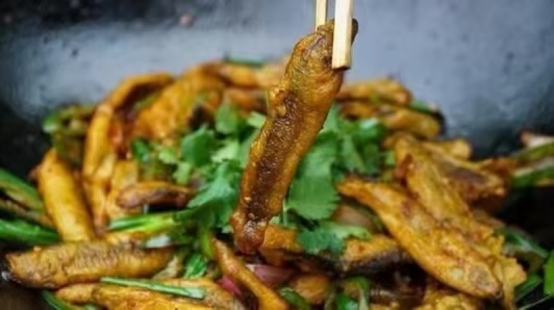 炸泥鳅，八九成熟，加热即食，方便美味，一件20斤