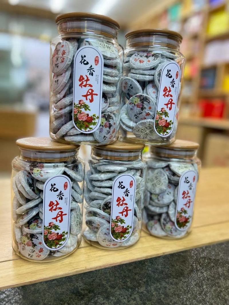 花香牡丹小圆饼，配上封密储存罐，一斤两罐装