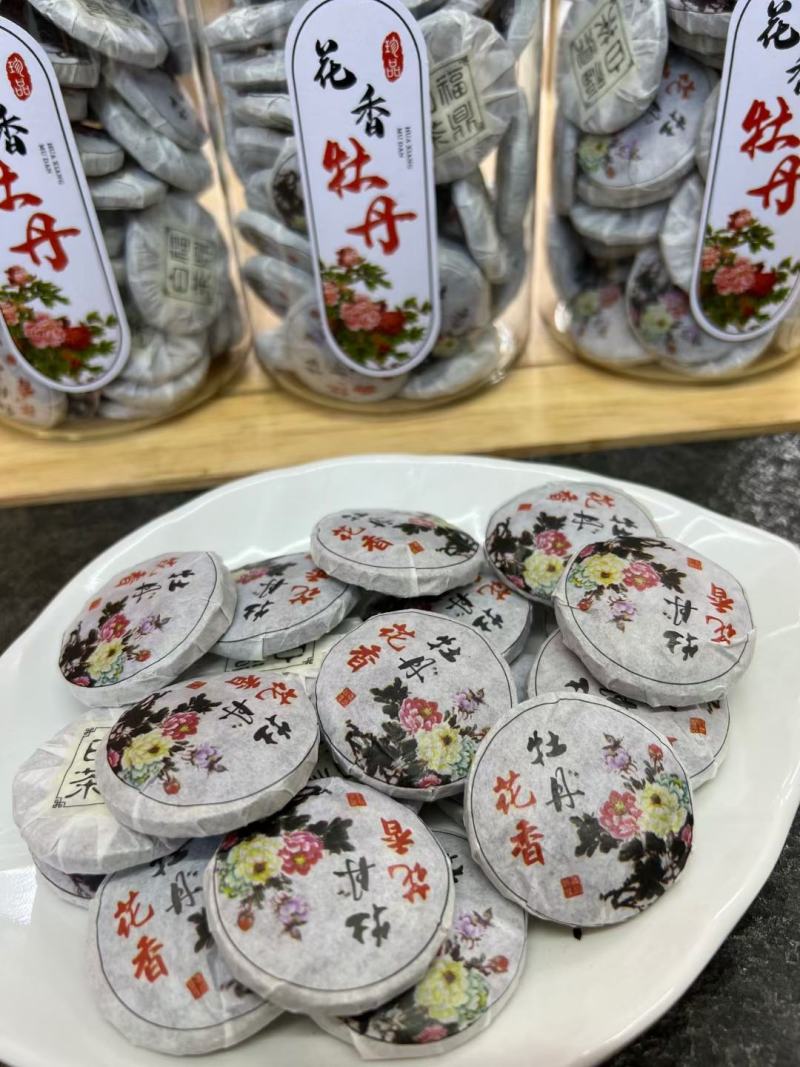花香牡丹小圆饼，配上封密储存罐，一斤两罐装