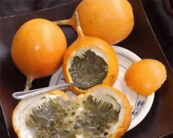 展示百香果剖面,清晰可见果肉与白色薄膜之间的关系 百香果内部结构图