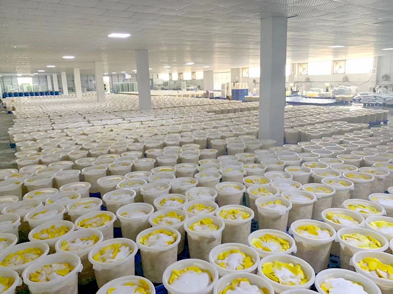 苹果块装入玻璃罐过程