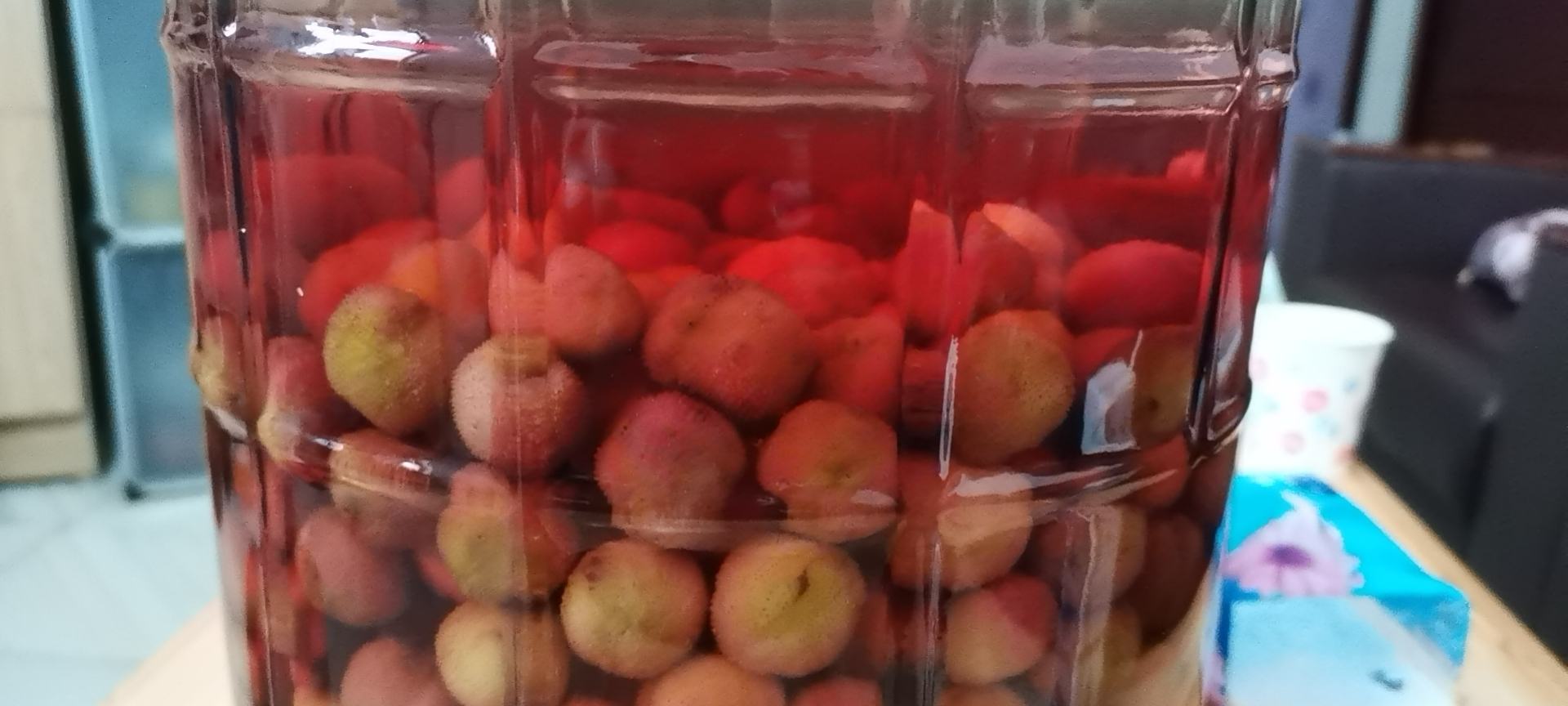 泡酒瓶中的黑玛卡与药材浸泡状态