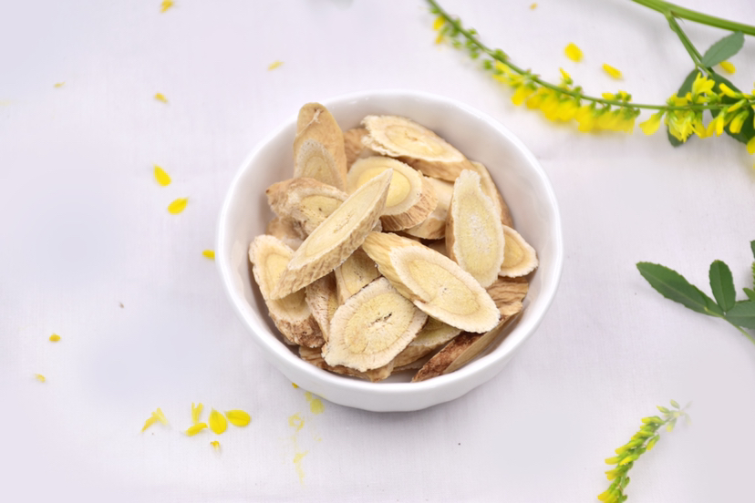 洒黄芩药膳煲汤图