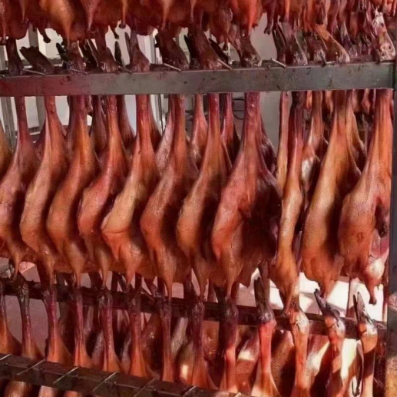 烟熏板鸭味道合适，一只净重2斤多厂家直销价格美丽