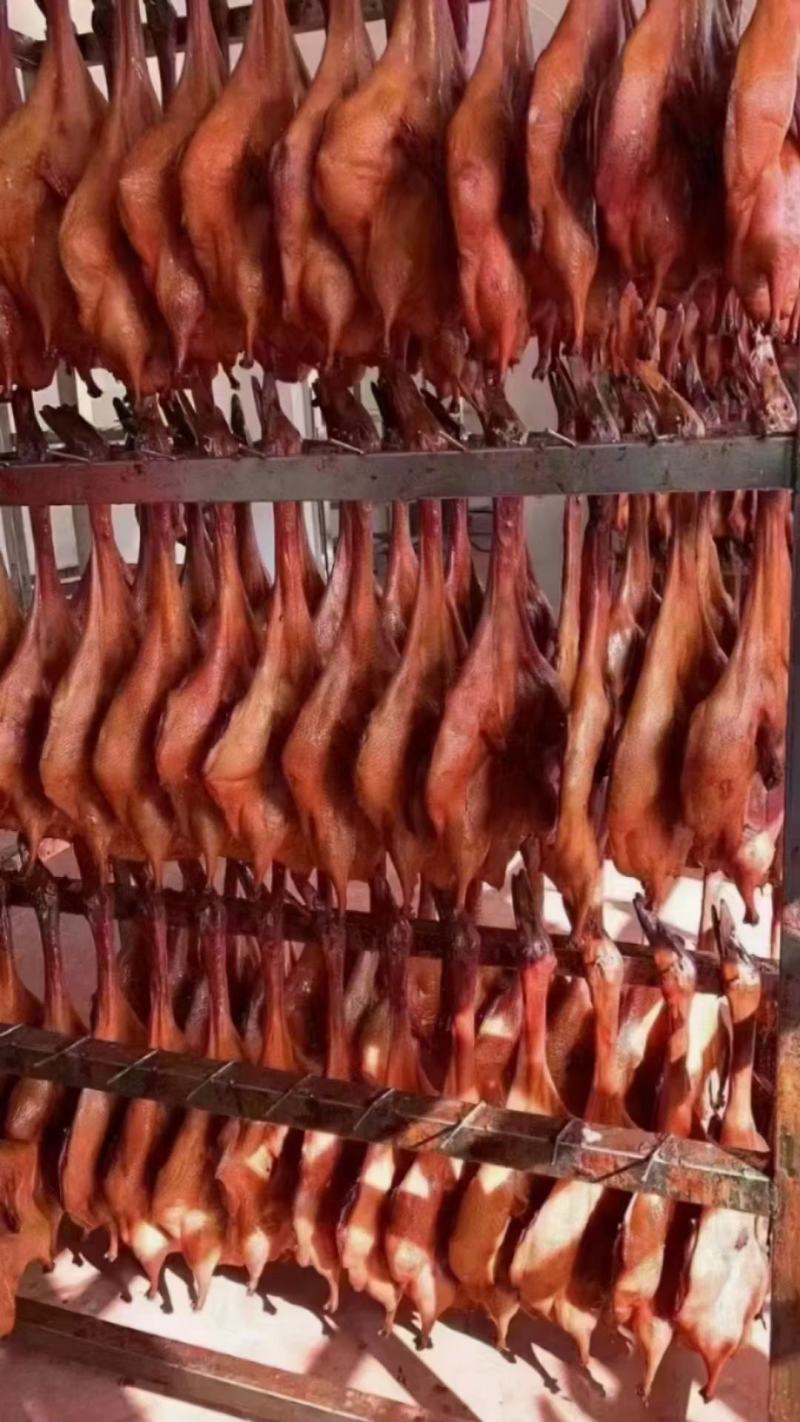 烟熏板鸭味道合适，一只净重2斤多厂家直销价格美丽