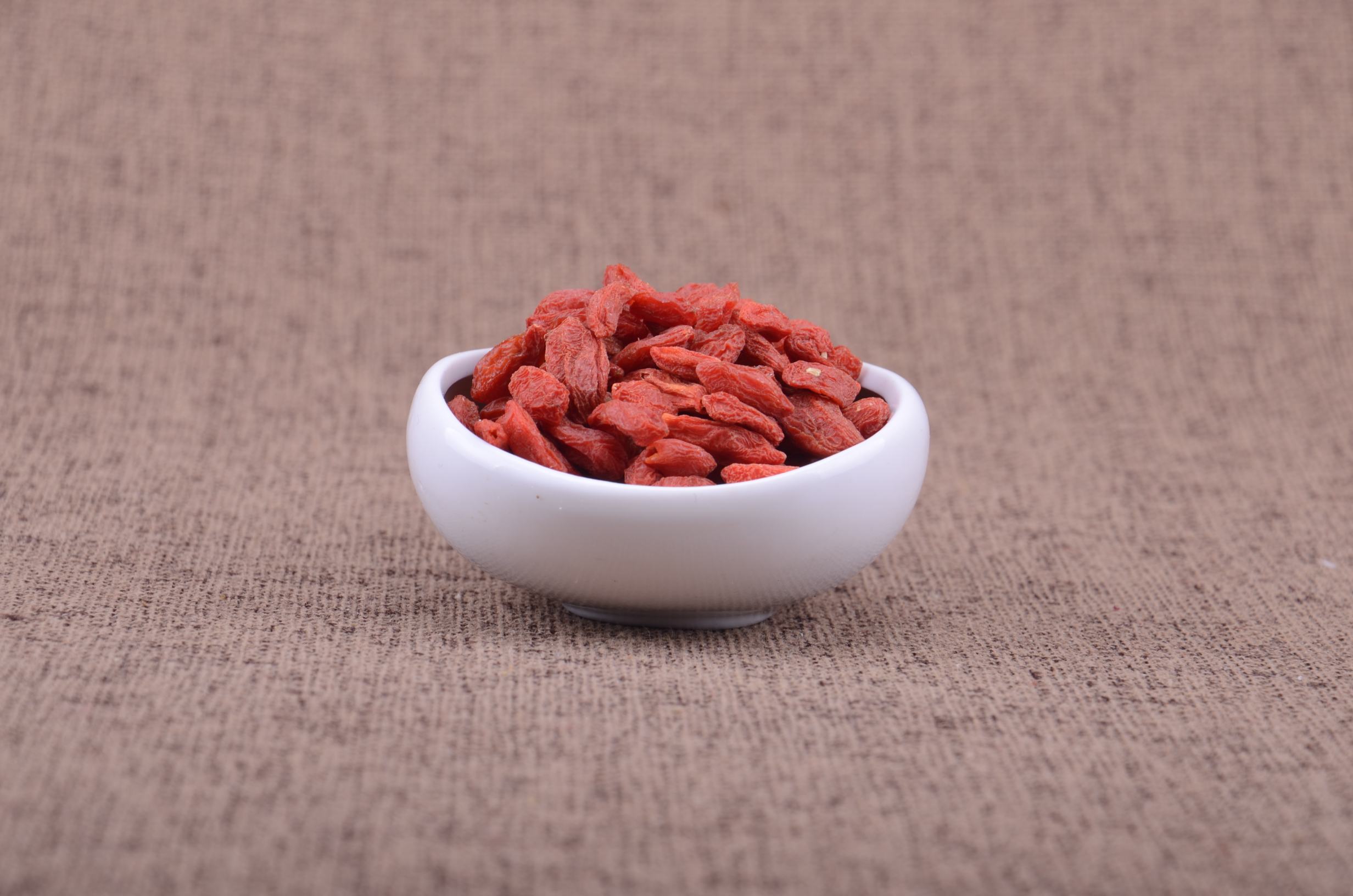 枸杞放在微波炉专用碗中,准备进行低温加热干燥 枸杞用微波炉加热