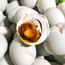 富晒原生态咸鸭蛋，黄大起沙流油，属于老百姓饭桌上的美食。