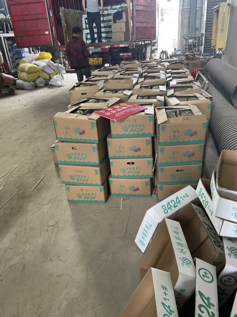 麒麟无籽西瓜大量上市，产地直供，八斤打底，价格便宜