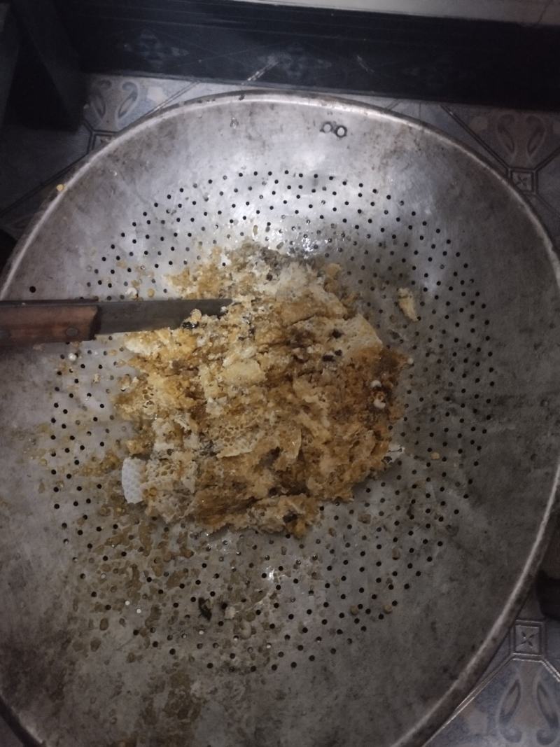 出售野生峰蜜，云南楚雄野花蜂，百花蜜，治百病的一种蜂蜜。