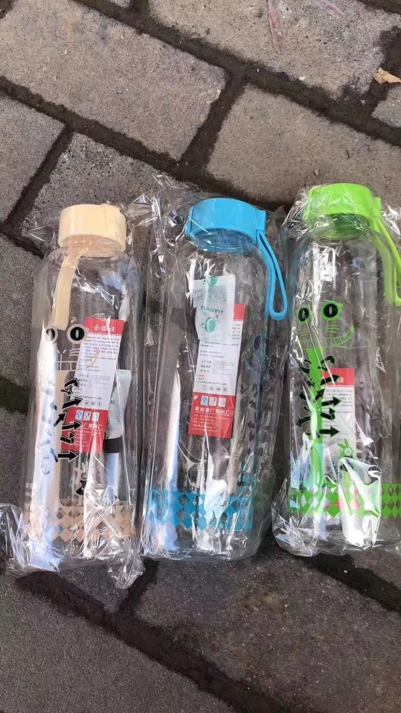 太空杯摆摊摔不破太空杯批发地摊火爆太空杯批发儿童杯杯子