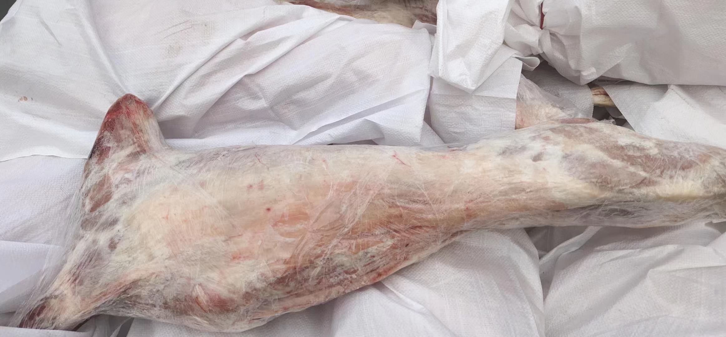 一位消费者在电商平台选购整羊,并选择白条分期支付 白条羊消费场景