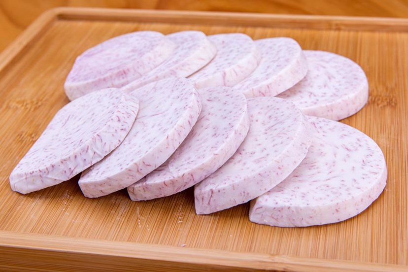 展示两个芋头品种的切面对比,左侧为荔浦芋头,右侧为普通芋头 荔浦芋头与普通芋头外观对比图