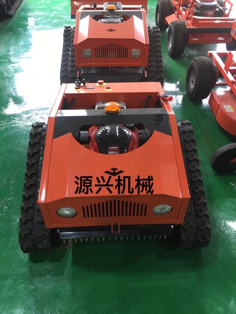 小型履带割草机遥控器操作草坪整理，杂草清除