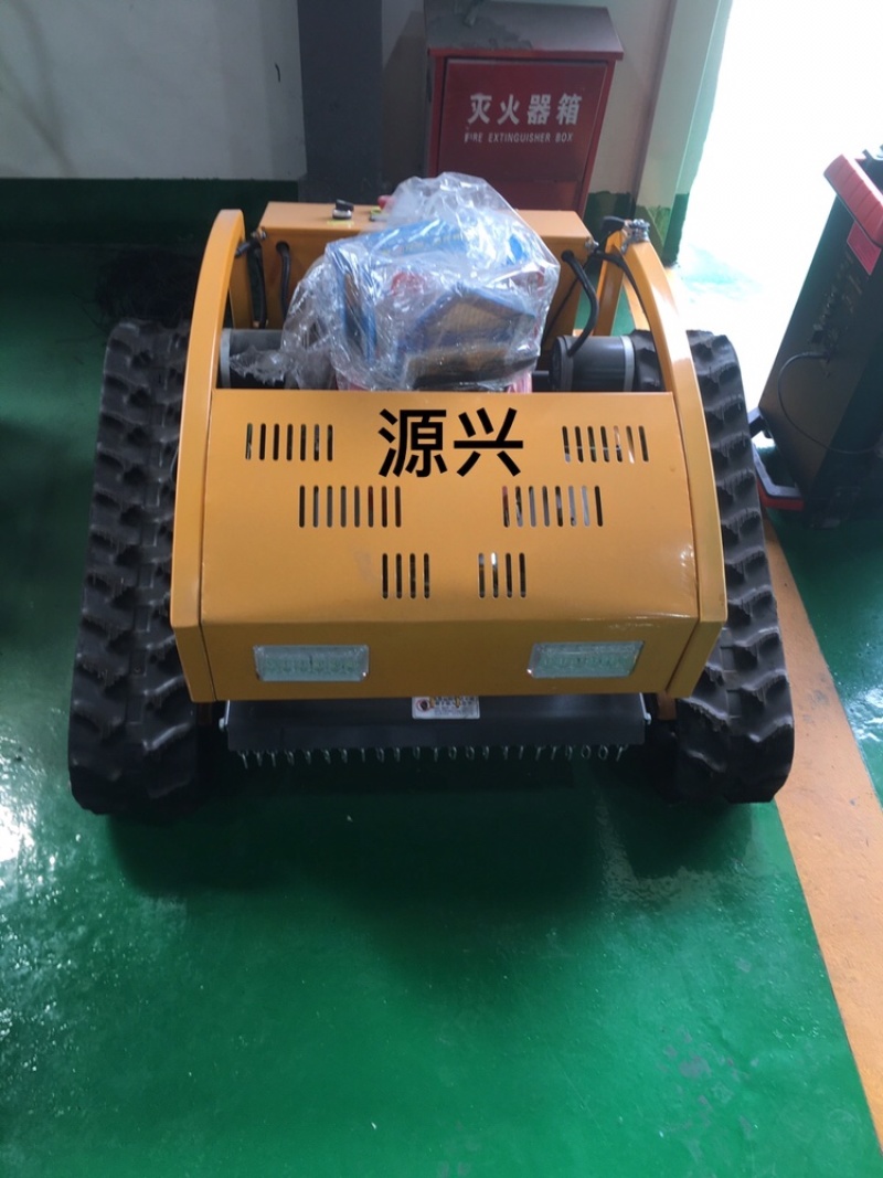 小型履带割草机遥控器操作草坪整理，杂草清除