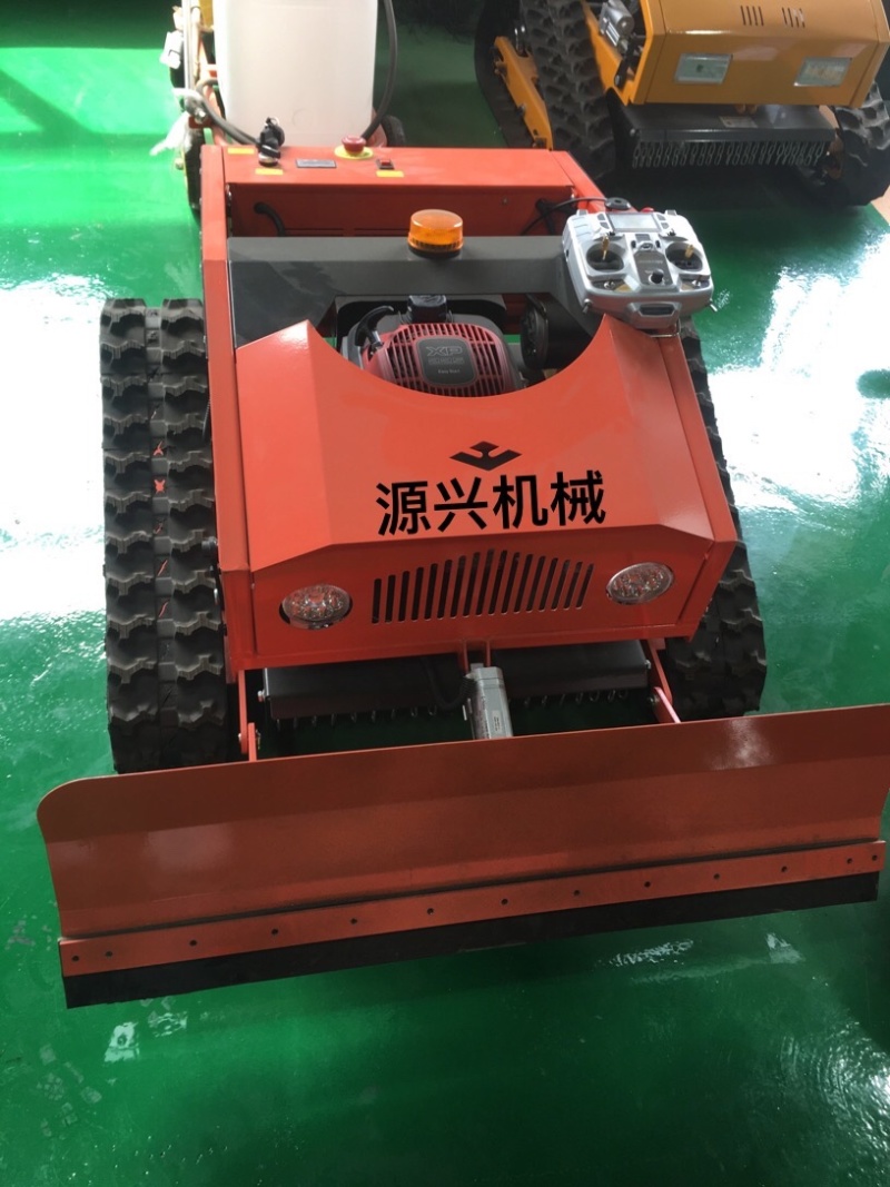 小型履带割草机遥控器操作草坪整理，杂草清除