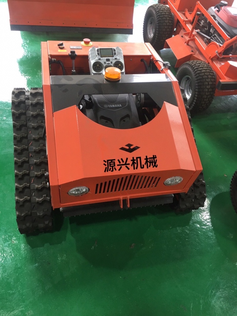小型履带割草机遥控器操作草坪整理，杂草清除