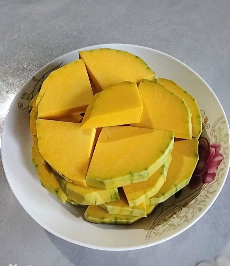 云南河口的高山金船密本老南瓜大量上市，味甜，口感绵软
