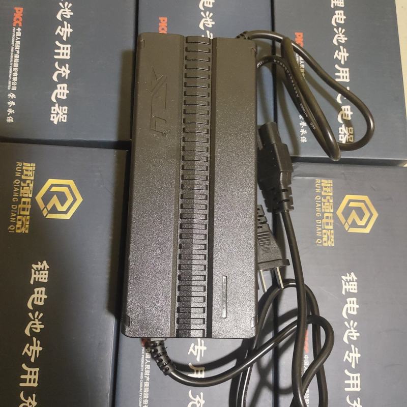 锂电池充电器，厂家供货，一年质保，质量保证。