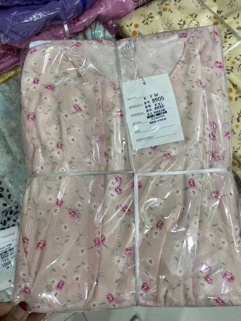 雪纺碎花连衣裙，款式质量都很好的，适合实体引流，地摊跑量