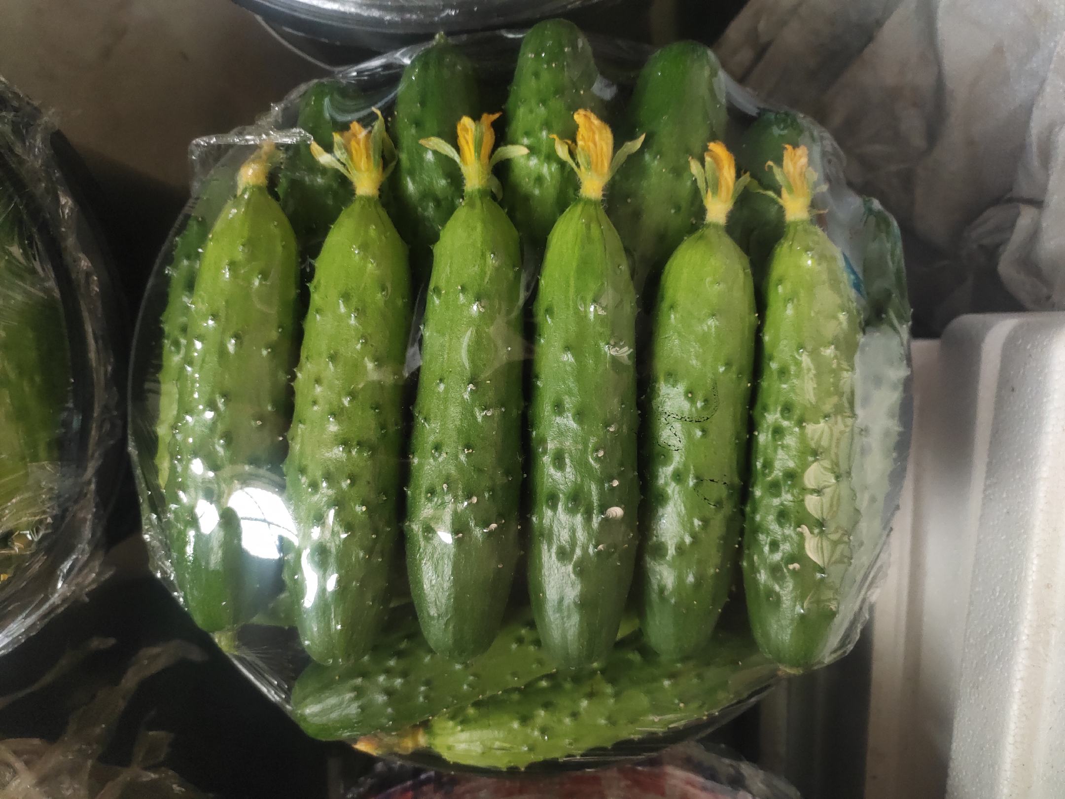 图片说明:削皮后的旱黄瓜,果肉洁白,去除苦味的同时保留了清脆口感 削皮后的旱黄瓜