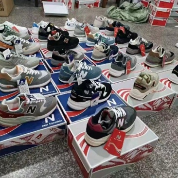 运动鞋