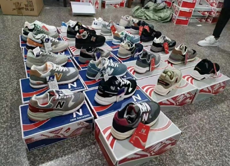 运动鞋