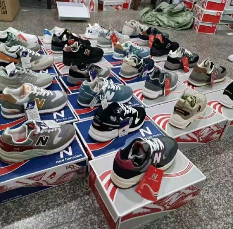 运动鞋
