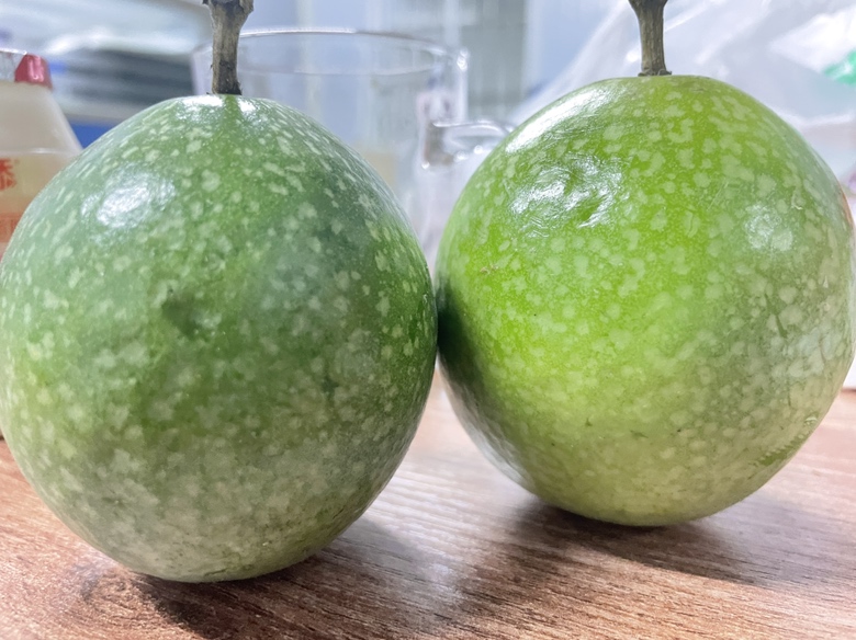 皱皮的黄金百香果与新鲜果实对比图