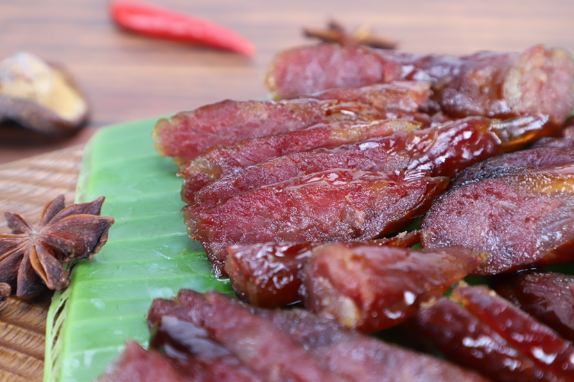 蒜香红肠切片摆盘，搭配酱料与配菜