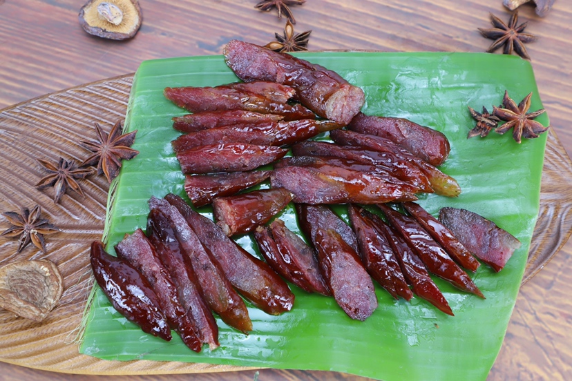 图中展示用香蕉叶包裹的泰国绿咖喱,叶子边缘卷起,包裹着香料与食材 香蕉叶包裹食物的使用场景