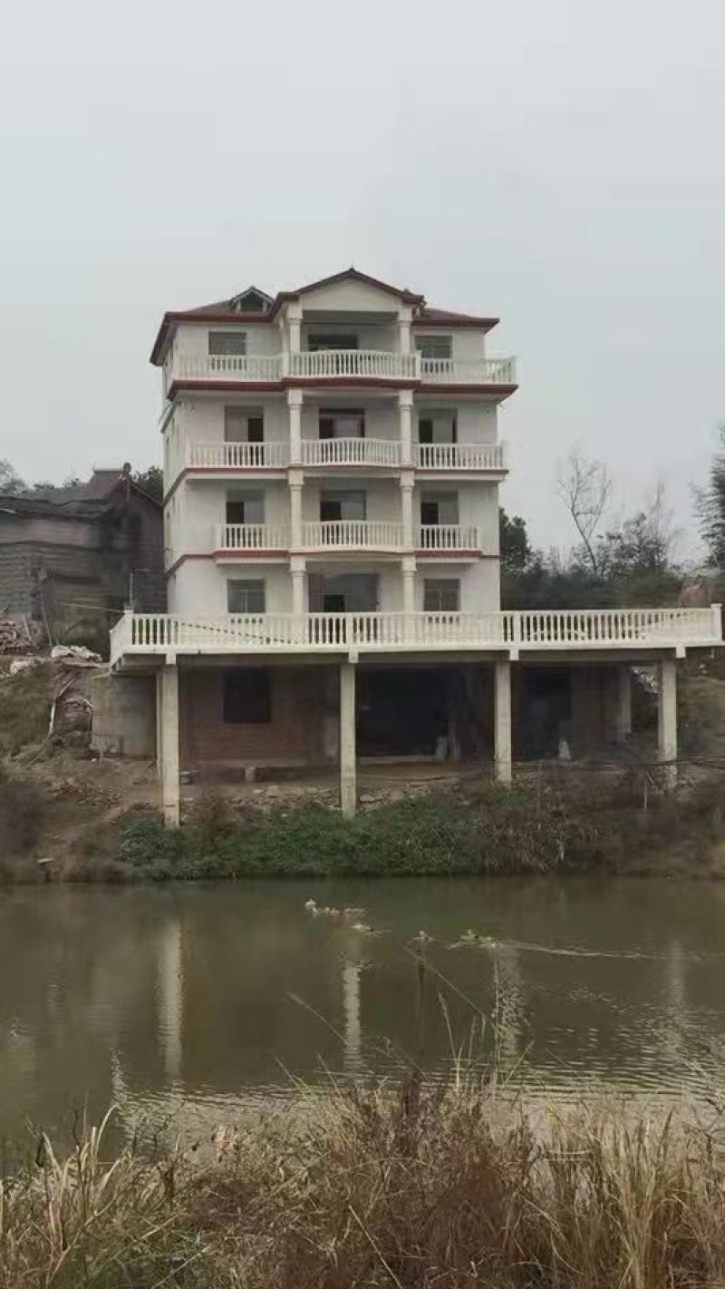 13长寿大洪湖旁600平农家乐带鱼塘出租，地下1层楼上4