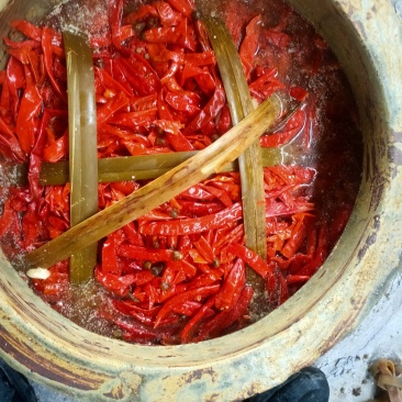 精品泡椒，产地直销，我们采取最原始的土缸腌制，味道超正。
