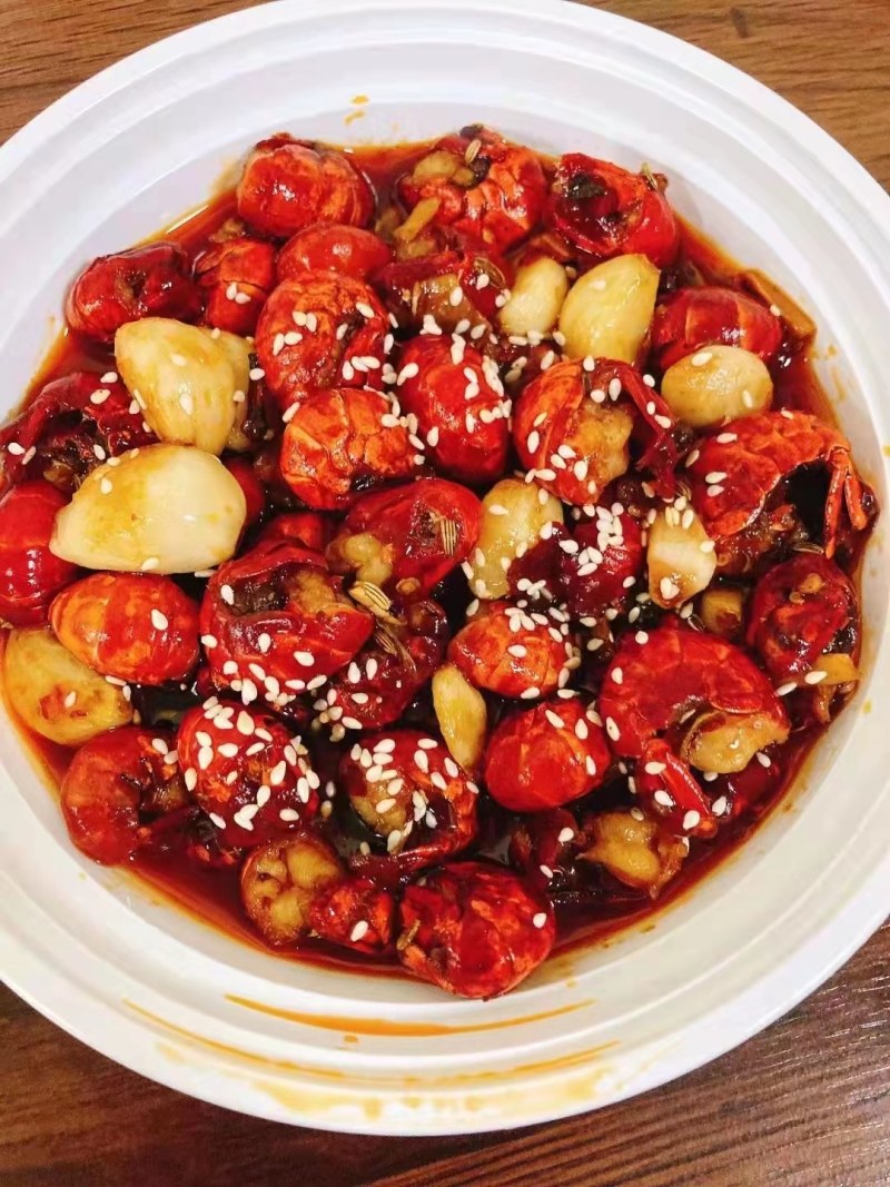 清水养殖小龙虾，肉质鲜美饱满。地板干净没有淤泥。