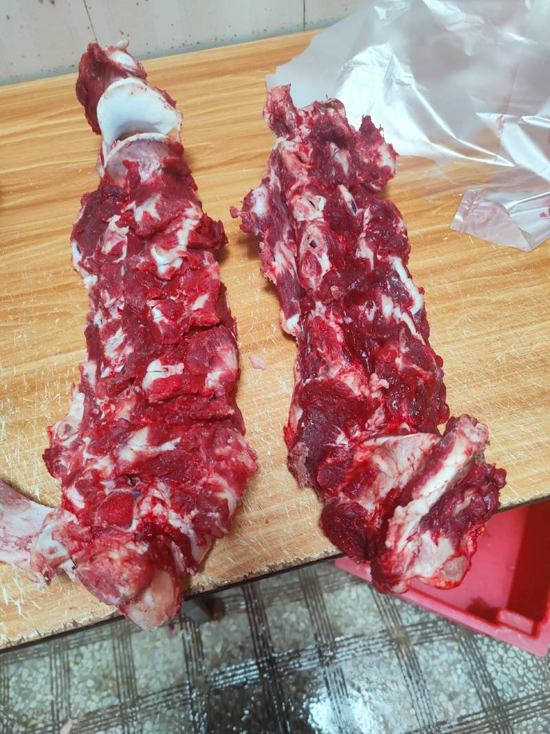 质量新鲜屠宰满肉牛脖骨