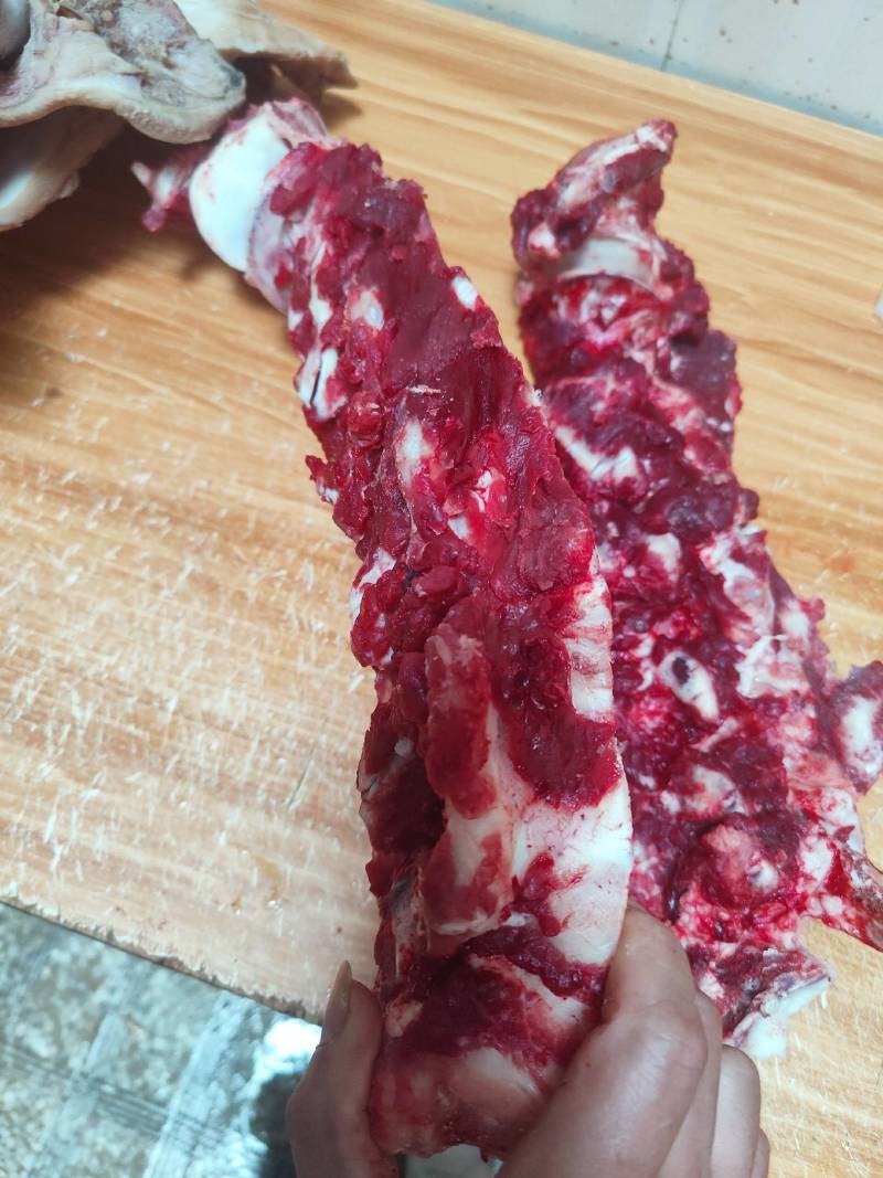 质量新鲜屠宰满肉牛脖骨