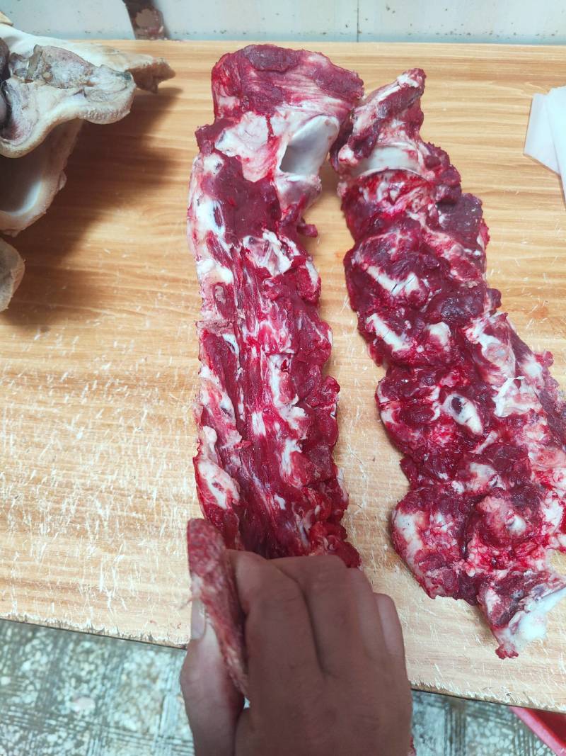 质量新鲜屠宰满肉牛脖骨