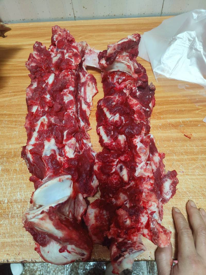 质量新鲜屠宰满肉牛脖骨